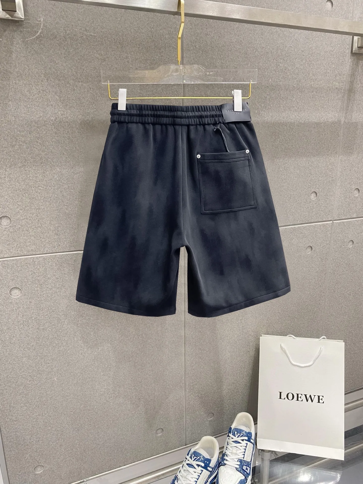 Balenciaga's three-standard complete 2026 summer New Arrival men's casual shorts, advanced custom-made Breathable fabric, Breathable fabric, extremely stretchy and comfortable, impeccable details, top-grade accessories, original logo design concept, delicate and soft feel! The upper body fit is awesome! Size: M-XXXL Please state your height and weight when ordering